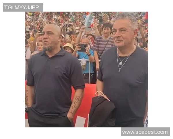 在国外街头偶遇足球明星的精彩瞬间视频分享